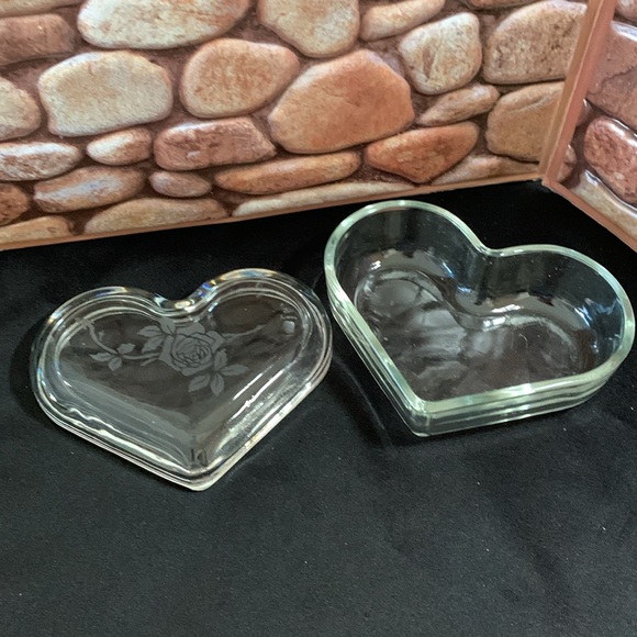 Glass Heart-Shaped Jewelry/Trinket Box with Lid & Floral Design - Picture 3 of 10